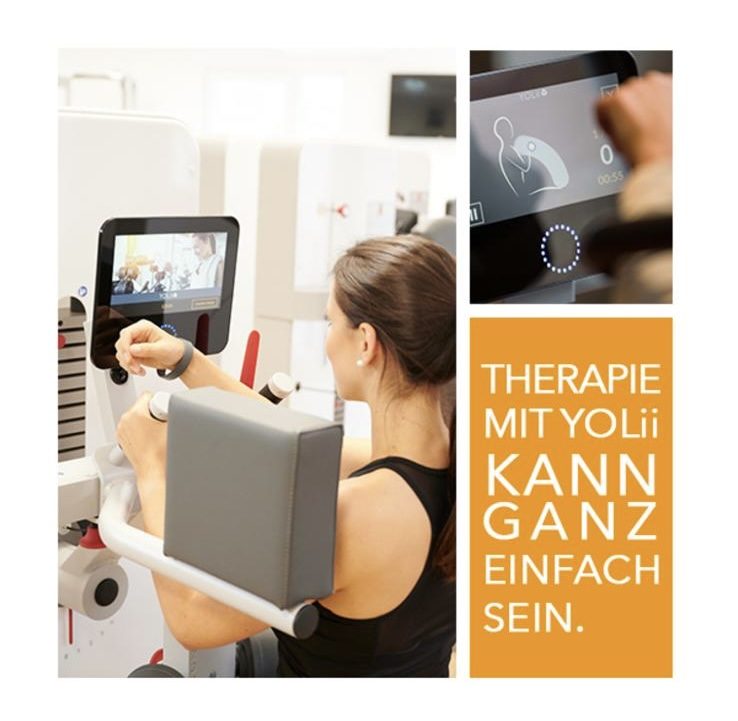 Frau nutzt ein modernes Therapiegerät mit Bildschirm zur Rehabilitation.